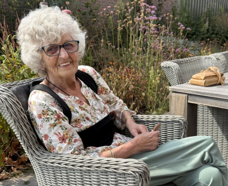 Oma Coby denkt dat ze nog boodschappen doet voor de buurman
