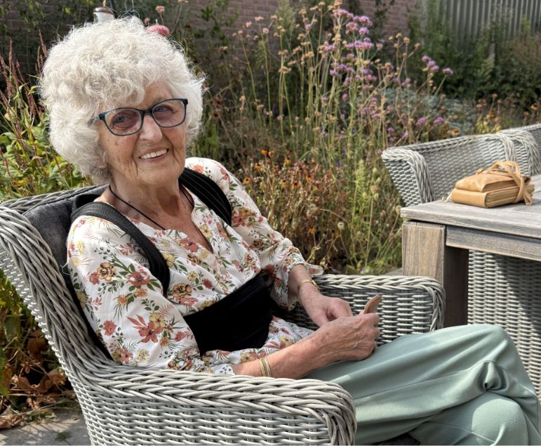 Oma Coby denkt dat ze nog boodschappen doet voor de buurman